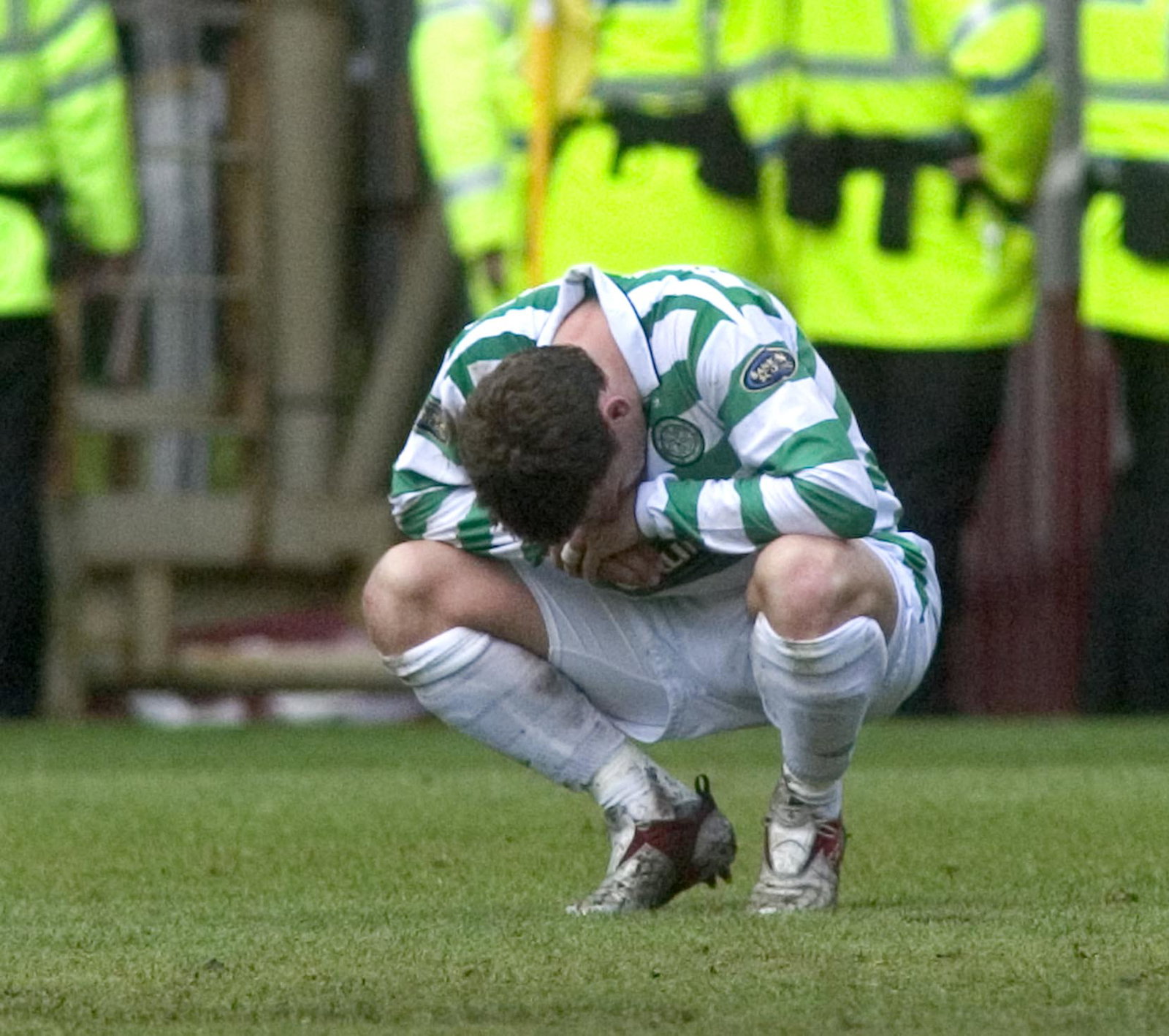 22/05/05 Spl.Motherwell V Celtic (2-1).Fir Park - Motherwell.Alan Thompson Is Devestated At Celtic'S Title Loss.